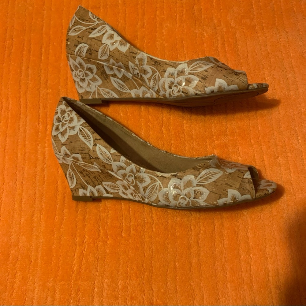 New York Transit Cork White Flower Pattern With Silver Metallic Wedge Size 7 M